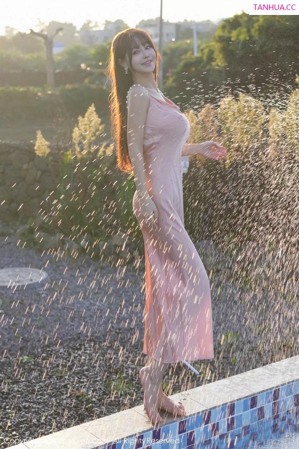 朱可 barbie可儿 [XiuRen]高清写真图 2023.12.01 No.7747 朱可儿Flora 长裙美腿第17张图片